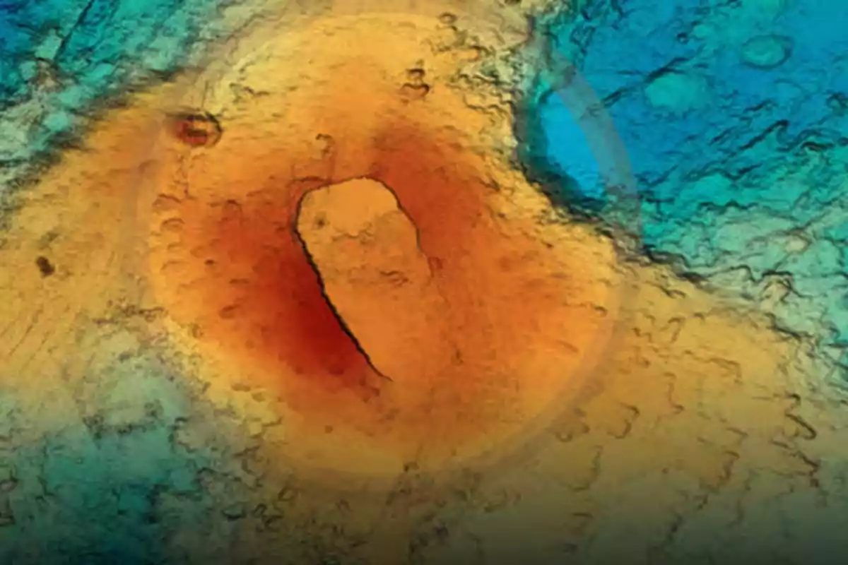 Mapa topográfico en colores que muestra una elevación central en tonos rojos y naranjas rodeada de áreas azules y verdes Mapa topográfico en colores que muestra una elevación central en tonos rojos y naranjas rodeada de áreas azules y verdes