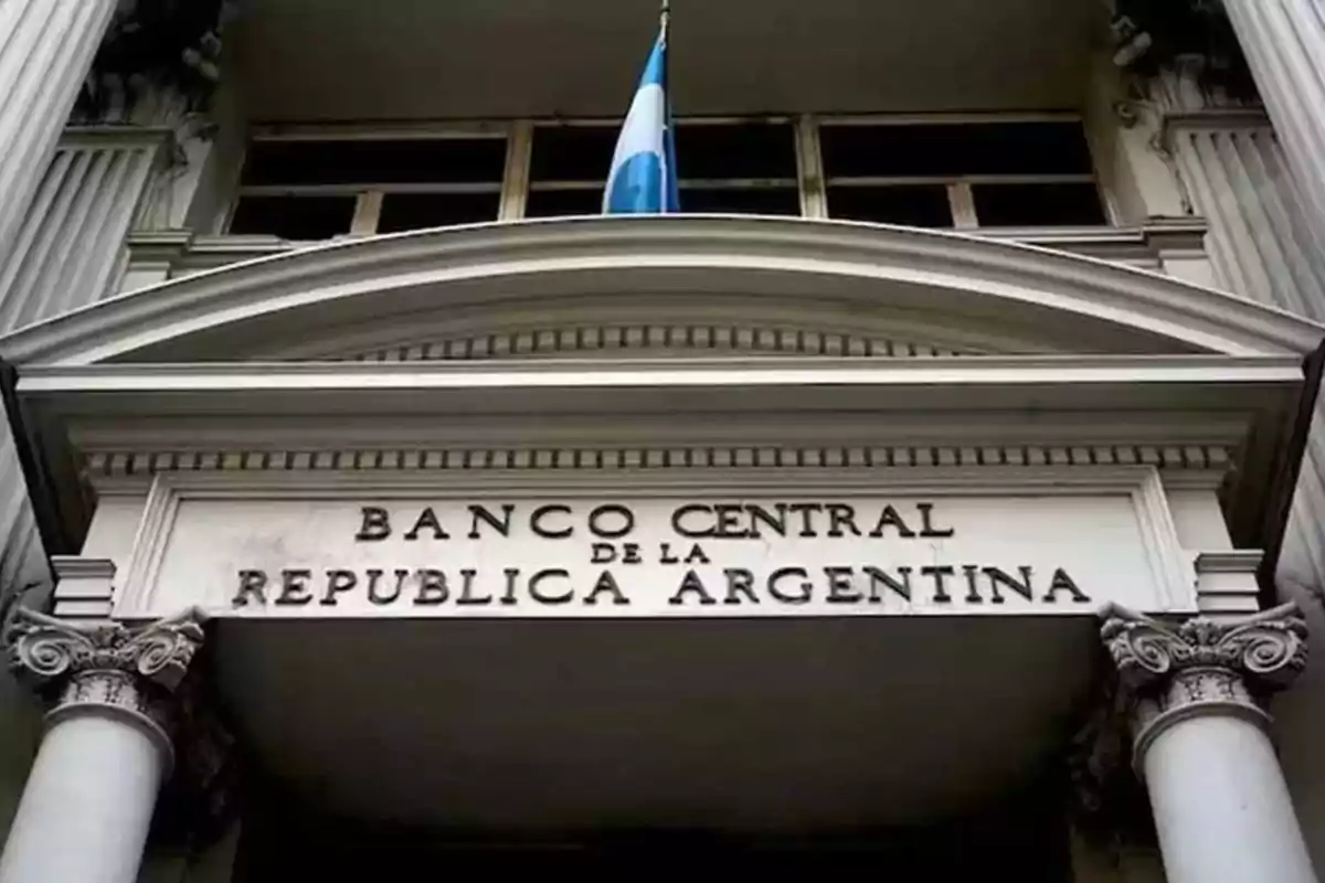 Facade of the Central Bank of the Argentine Republic with columns and an Argentine flag waving above
