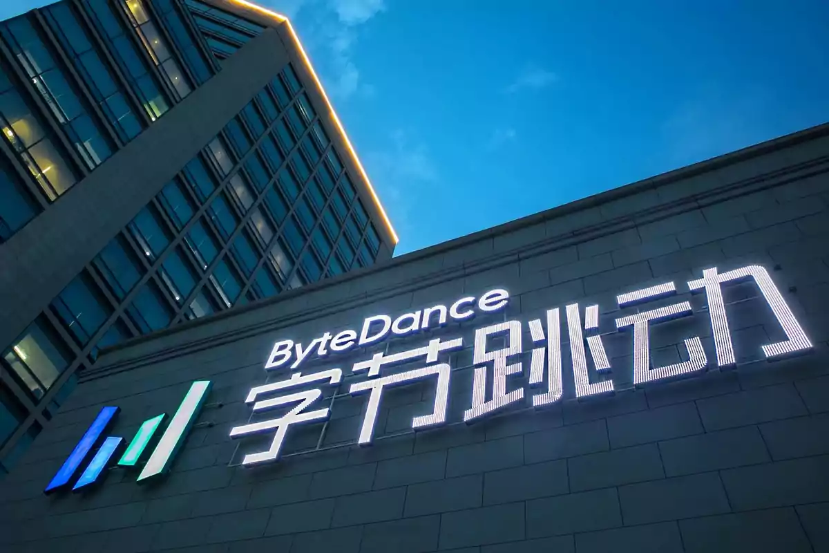 Edificio moderno con el logo iluminado de ByteDance y caracteres chinos en la fachada al atardecer Edificio moderno con el logo iluminado de ByteDance y caracteres chinos en la fachada al atardecer