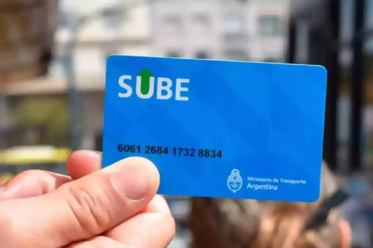 Person holding a blue SUBE card used for public transportation in Argentina