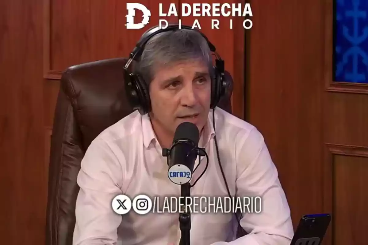 Hombre de cabello canoso usando auriculares y hablando frente a un micrófono en un estudio de radio con el logo de La Derecha Diario en la parte superior Hombre de cabello canoso usando auriculares y hablando frente a un micrófono en un estudio de radio con el logo de La Derecha Diario en la parte superior