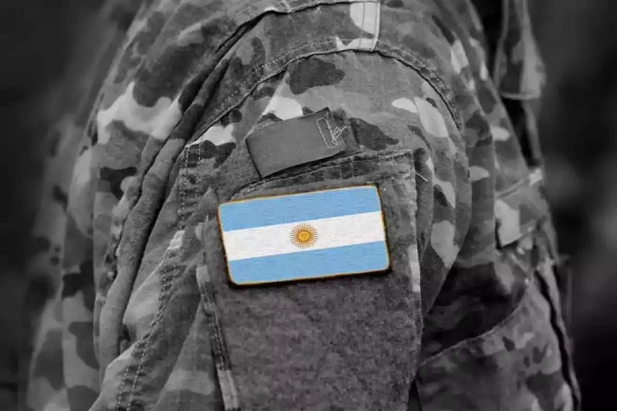 Uniforme militar de camuflaje con un parche de la bandera de Argentina en la manga Uniforme militar de camuflaje con un parche de la bandera de Argentina en la manga