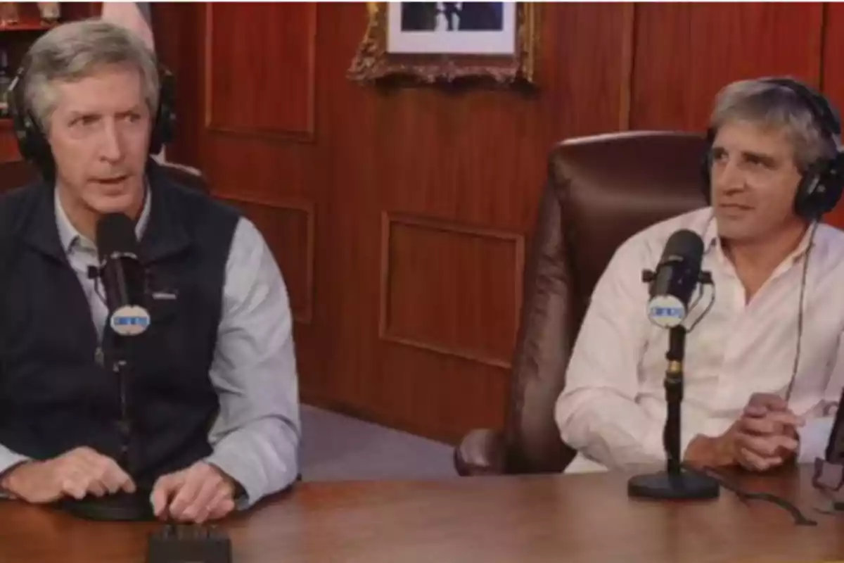 Dos hombres con auriculares y micrófonos conversan en un estudio de radio con paredes de madera Dos hombres con auriculares y micrófonos conversan en un estudio de radio con paredes de madera