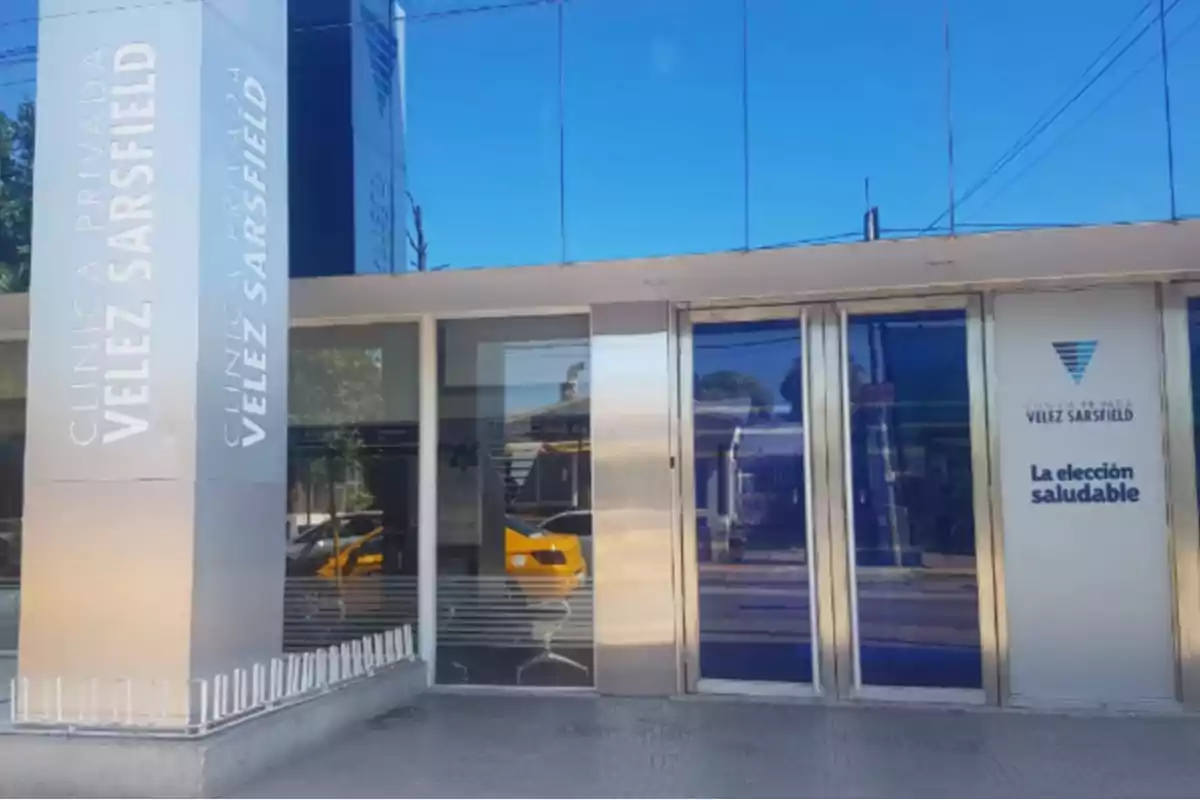 Fachada de la Clínica Privada Vélez Sarsfield con puertas de vidrio y letrero que dice La elección saludable
