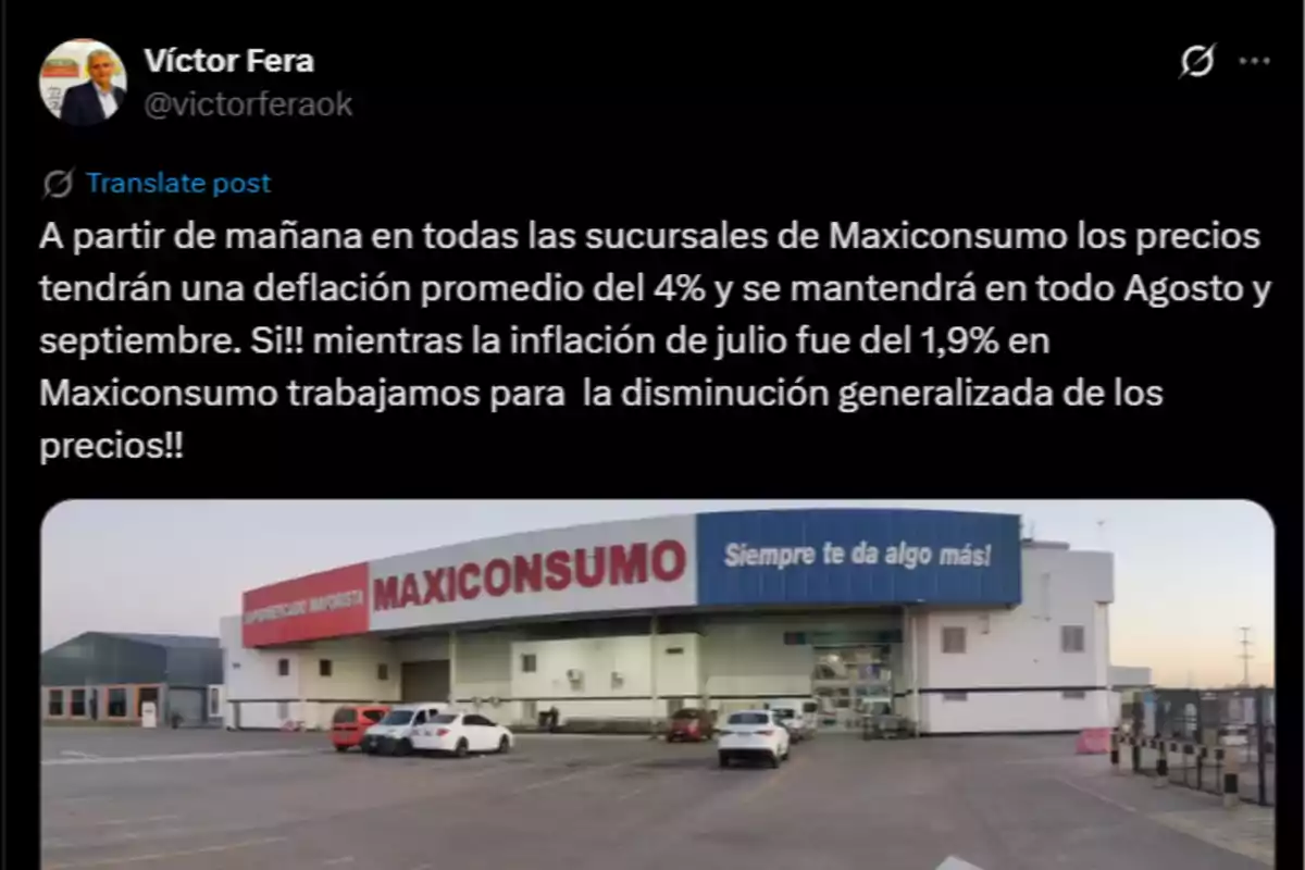 Social media post announcing an average 4% deflation in prices at all Maxiconsumo branches during August and September, accompanied by a photo of the supermarket’s facade with cars parked in front. Social media post announcing an average 4% deflation in prices at all Maxiconsumo branches during August and September, accompanied by a photo of the supermarket’s facade with cars parked in front.