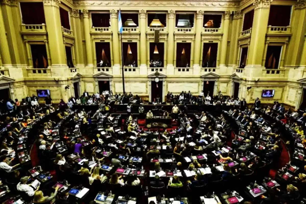 Panoramic view of the Chamber of Deputies of Argentina during a session with numerous legislators and members of the public present