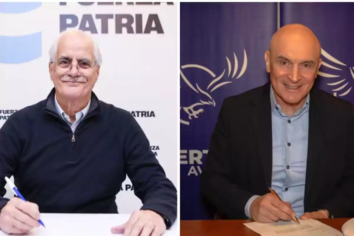 Dos hombres mayores sonríen mientras firman documentos, cada uno sentado frente a un fondo con logotipos y textos diferentes. Dos hombres mayores sonríen mientras firman documentos, cada uno sentado frente a un fondo con logotipos y textos diferentes.