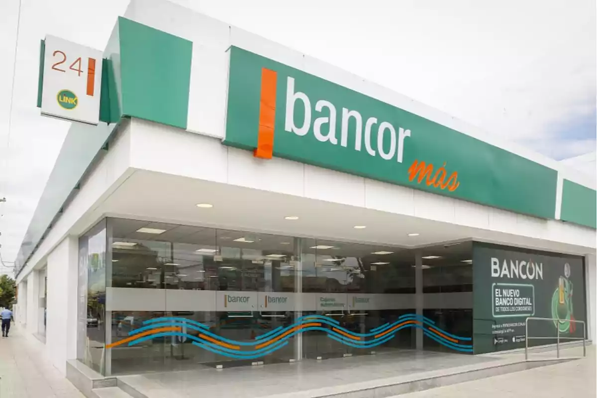 Sucursal de banco Bancor con fachada moderna y ventanales de vidrio