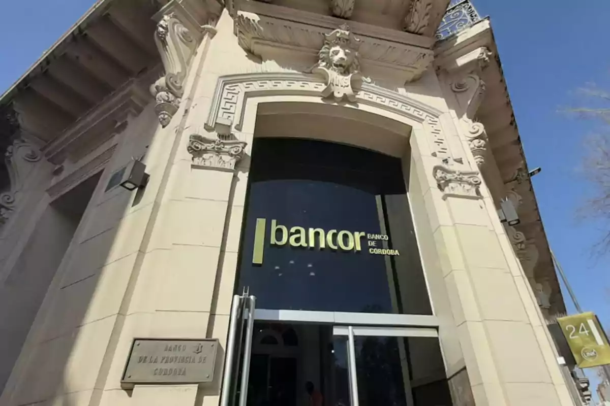 Fachada de una sucursal del banco Bancor en un edificio antiguo con detalles arquitectónicos ornamentados y un letrero visible Fachada de una sucursal del banco Bancor en un edificio antiguo con detalles arquitectónicos ornamentados y un letrero visible