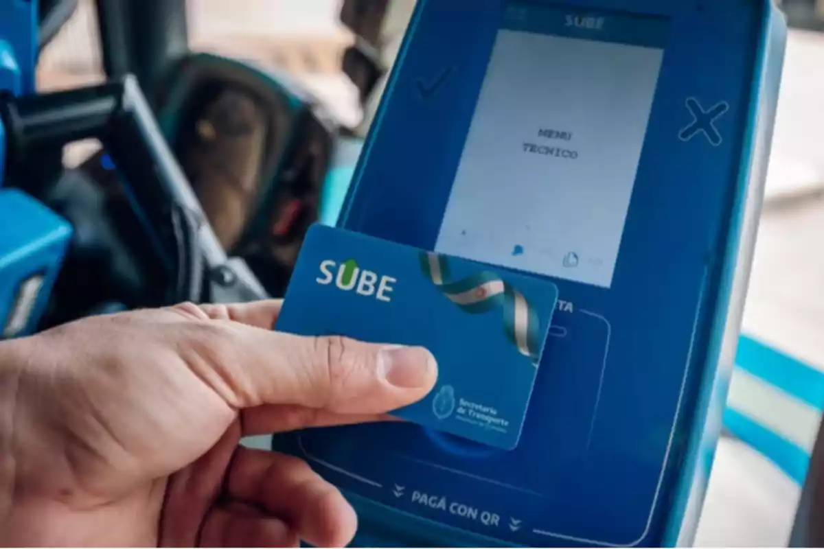 Persona acercando una tarjeta SUBE a una máquina validadora de transporte público Persona acercando una tarjeta SUBE a una máquina validadora de transporte público