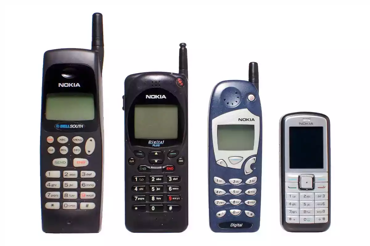 Cuatro teléfonos celulares antiguos de la marca Nokia alineados de mayor a menor tamaño sobre un fondo blanco Cuatro teléfonos celulares antiguos de la marca Nokia alineados de mayor a menor tamaño sobre un fondo blanco