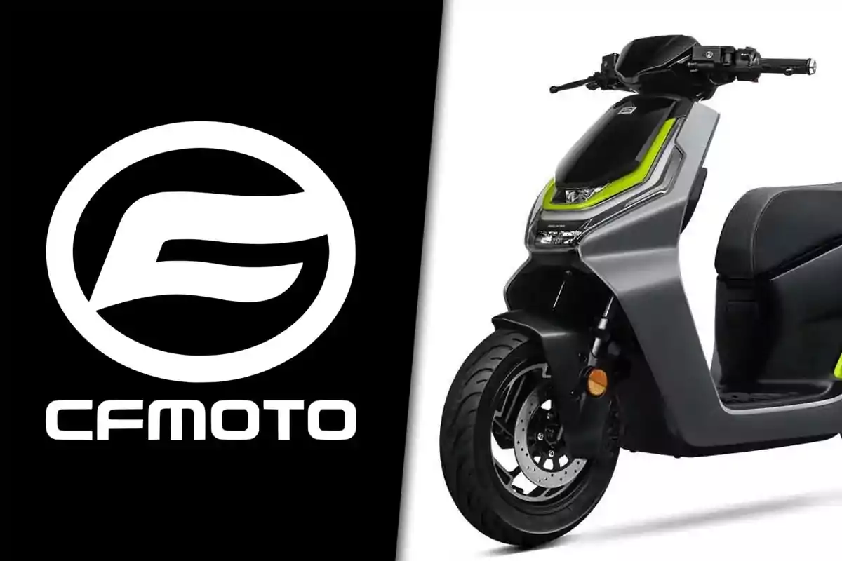 Motocicleta eléctrica gris de la marca CFMOTO junto a su logotipo en fondo negro
