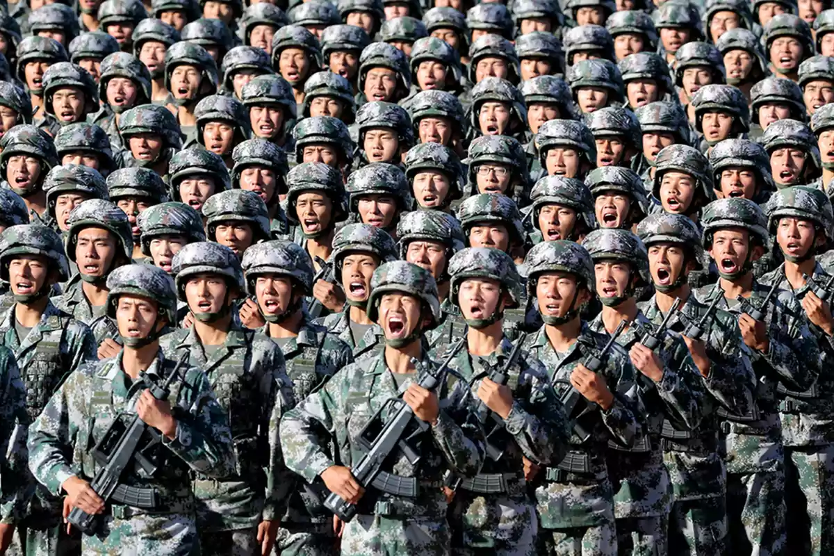 Soldados en formación marchando con uniforme de camuflaje y cascos mientras gritan al unísono Soldados en formación marchando con uniforme de camuflaje y cascos mientras gritan al unísono