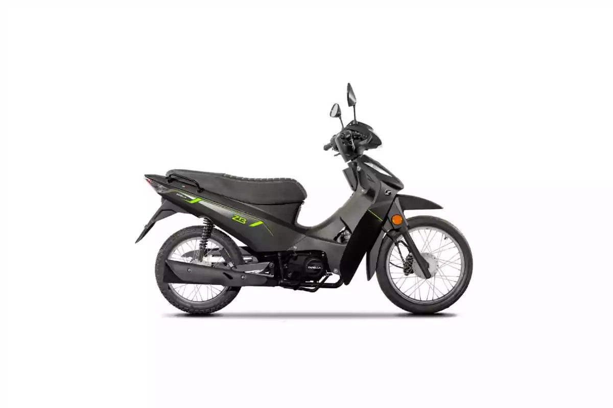 Motocicleta tipo scooter de color negro con detalles verdes vista de perfil sobre fondo blanco
