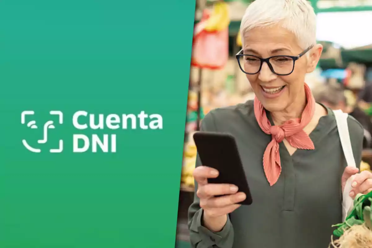 Mujer mayor con gafas y cabello corto usando su celular y sonriendo junto al logo de Cuenta DNI sobre fondo verde