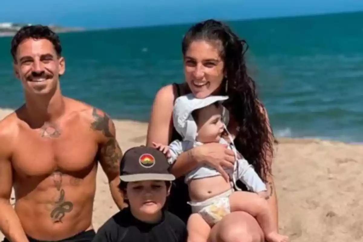 Familia disfrutando de un día soleado en la playa con el mar de fondo Familia disfrutando de un día soleado en la playa con el mar de fondo