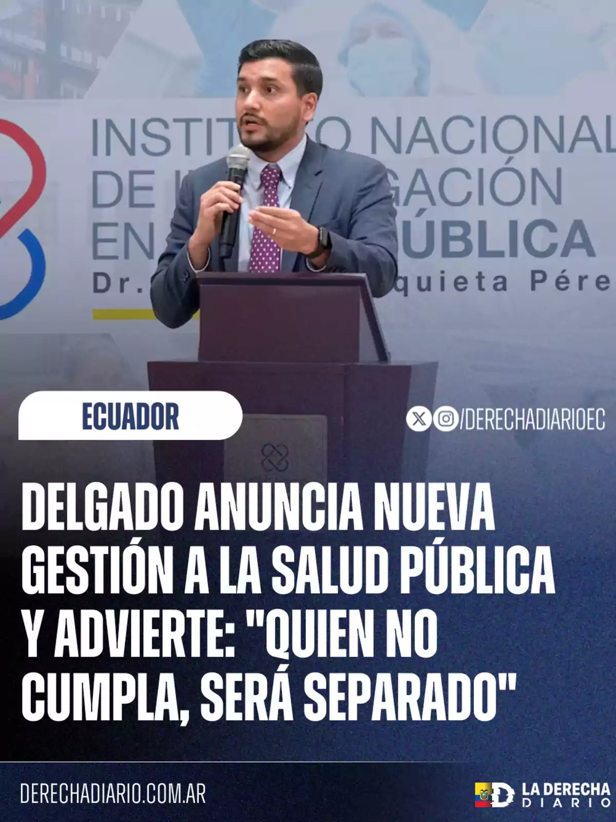 Un hombre con micrófono y traje habla en un podio durante una conferencia sobre salud pública en Ecuador, con un cartel de fondo y un texto informativo sobre nuevas medidas en la gestión sanitaria