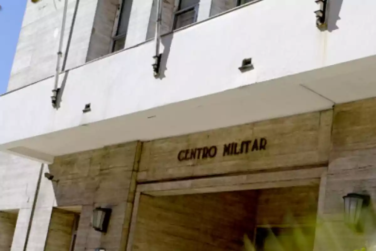 Fachada de un edificio con la inscripción Centro Militar sobre la entrada principal