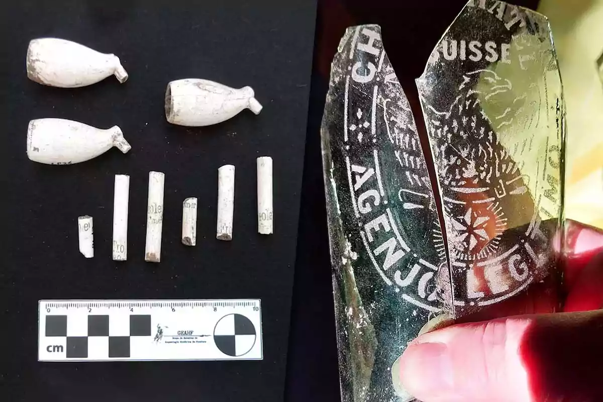 Fragmentos de pipas de cerámica y piezas de vidrio antiguo con inscripciones sostenidas por una mano, junto a una regla para escala sobre fondo negro