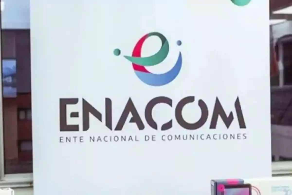 Poster with the ENACOM National Communications Agency logo and name on a white background Poster with the ENACOM National Communications Agency logo and name on a white background