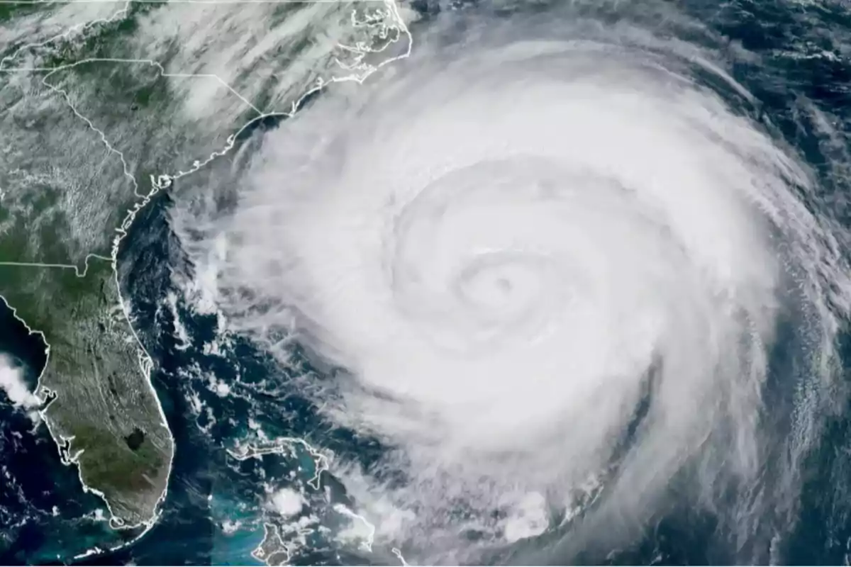 Imagen satelital de un huracán de gran tamaño acercándose a la costa sureste de Estados Unidos Imagen satelital de un huracán de gran tamaño acercándose a la costa sureste de Estados Unidos