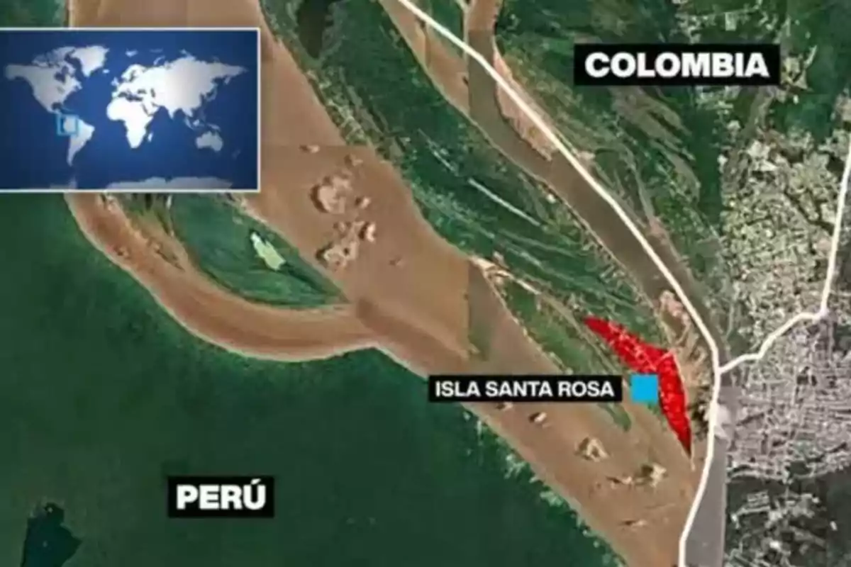 Mapa satelital que muestra la ubicación de la Isla Santa Rosa en la frontera entre Perú y Colombia, con etiquetas destacando ambos países y un recuadro con el mapa mundial señalando la región. Mapa satelital que muestra la ubicación de la Isla Santa Rosa en la frontera entre Perú y Colombia, con etiquetas destacando ambos países y un recuadro con el mapa mundial señalando la región.