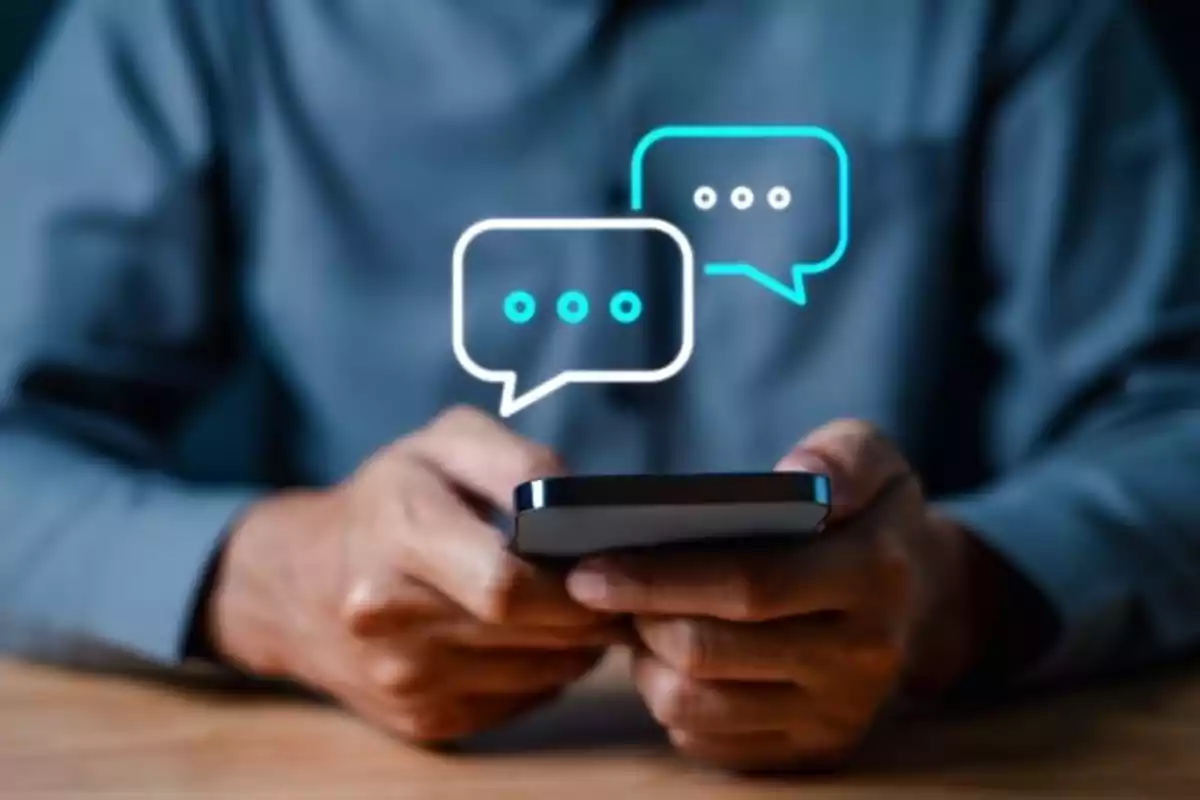 Persona usando un teléfono móvil con iconos de mensajes flotando sobre la pantalla Persona usando un teléfono móvil con iconos de mensajes flotando sobre la pantalla