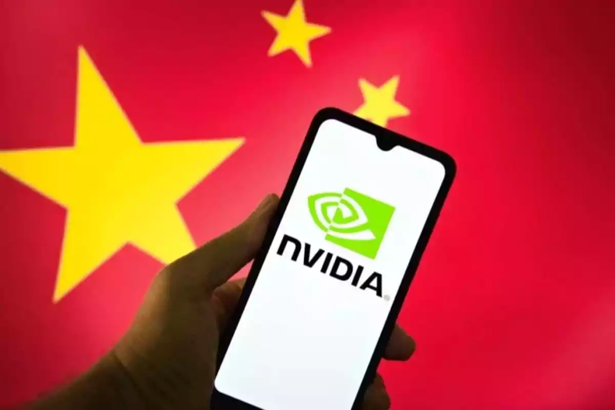 Una mano sostiene un teléfono móvil con el logo de Nvidia en la pantalla frente a una bandera de China desenfocada.