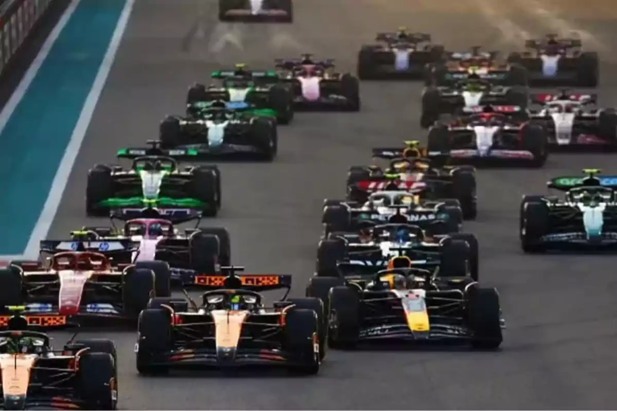 Several Formula 1 cars competing in a race on a paved circuit