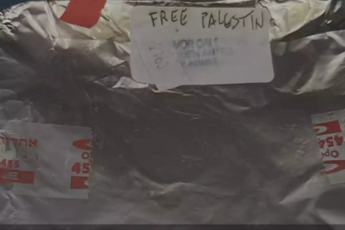 Papel aluminio con etiquetas y un mensaje escrito a mano que dice Free Palestine