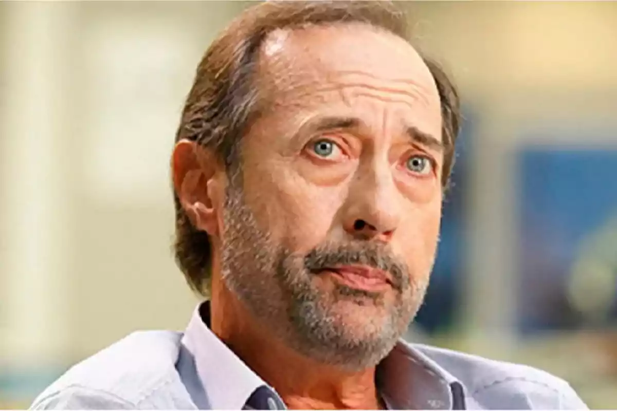 Hombre de mediana edad con barba y cabello corto mirando hacia el frente con expresión seria Hombre de mediana edad con barba y cabello corto mirando hacia el frente con expresión seria