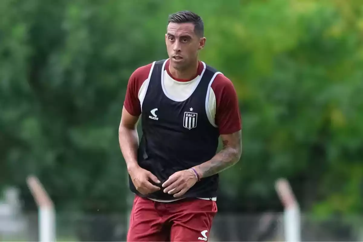 Futbolista entrenando con camiseta de Estudiantes de Buenos Aires en un campo al aire libre Futbolista entrenando con camiseta de Estudiantes de Buenos Aires en un campo al aire libre