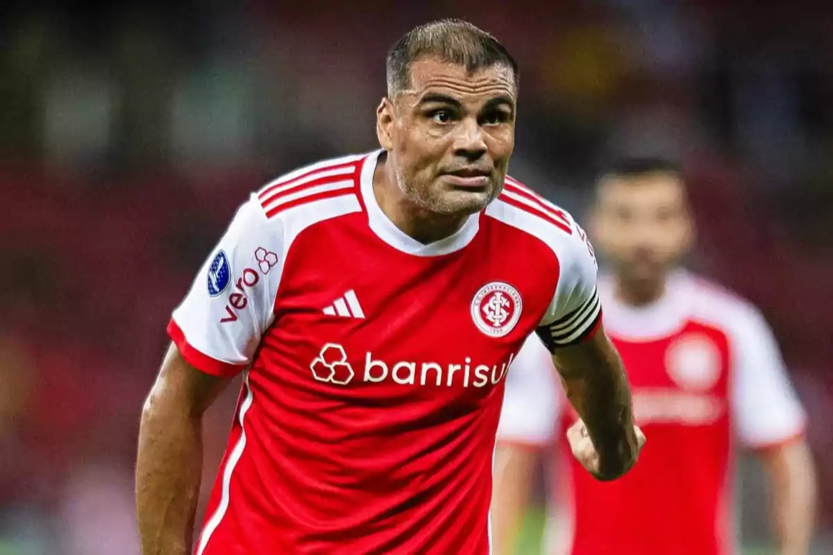 Futbolista con uniforme rojo y blanco del Internacional de Porto Alegre en el campo de juego Futbolista con uniforme rojo y blanco del Internacional de Porto Alegre en el campo de juego