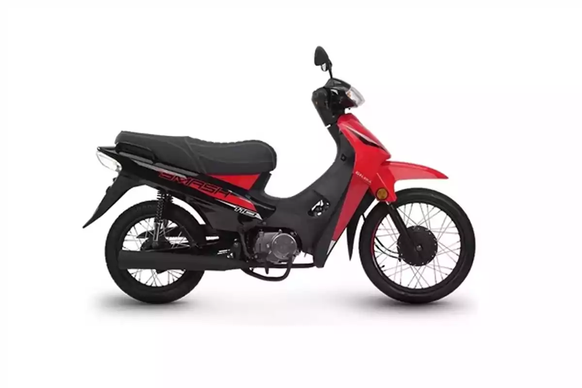 Motocicleta tipo cub de color rojo y negro sobre fondo blanco