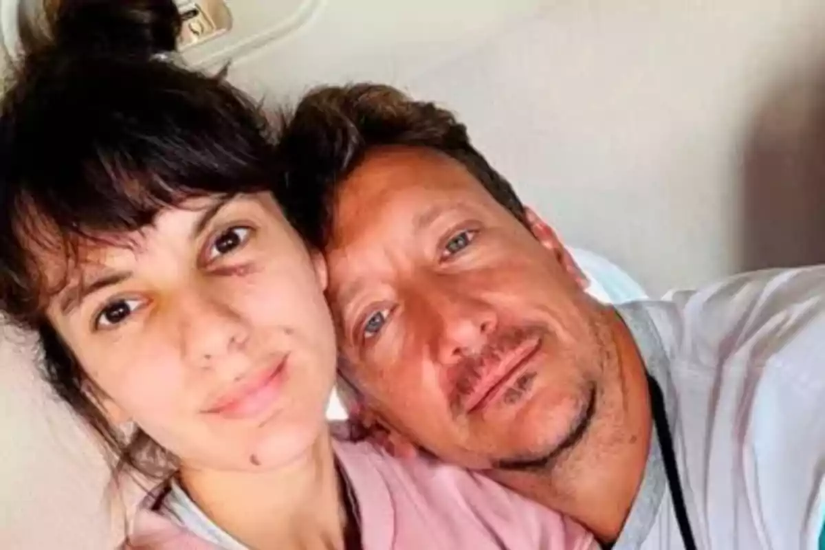 Una pareja se toma una selfie abrazados y sonriendo suavemente frente a la cámara Una pareja se toma una selfie abrazados y sonriendo suavemente frente a la cámara
