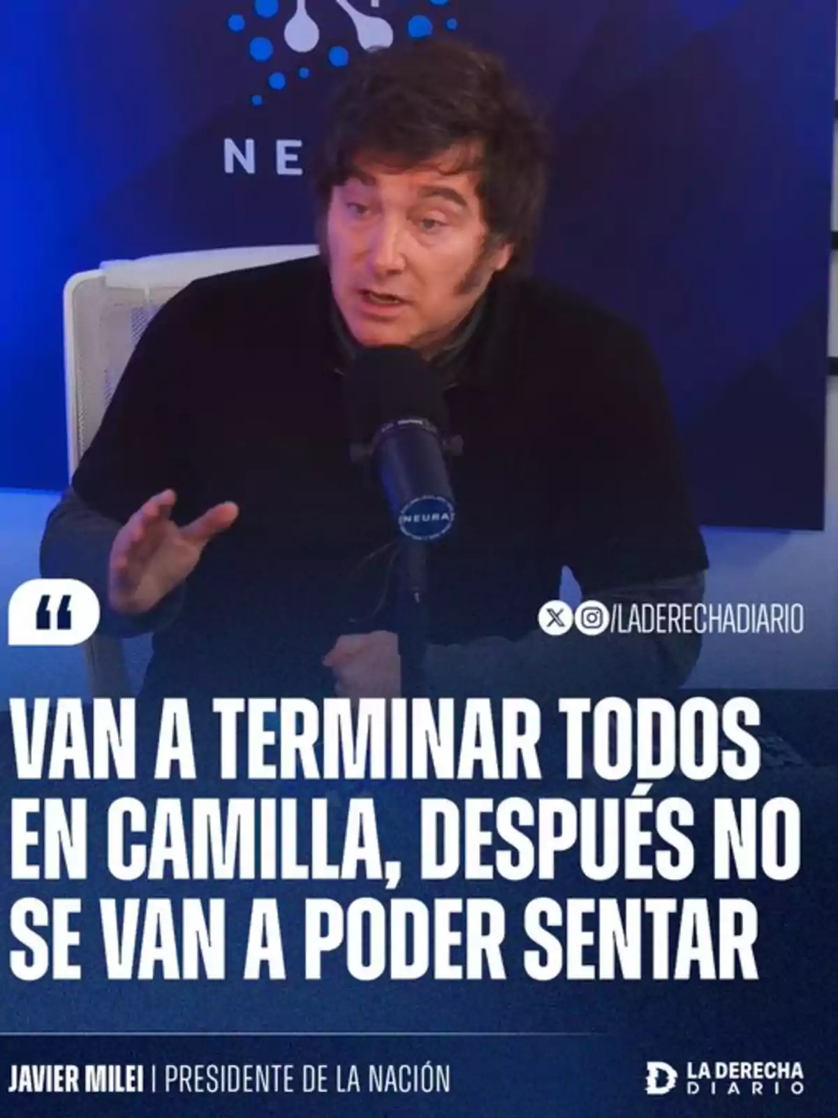 Un hombre de cabello oscuro habla frente a un micrófono en un estudio con fondo azul y un texto grande que dice Van a terminar todos en camilla después no se van a poder sentar Un hombre de cabello oscuro habla frente a un micrófono en un estudio con fondo azul y un texto grande que dice Van a terminar todos en camilla después no se van a poder sentar