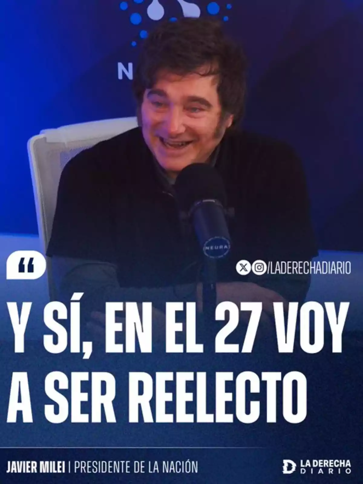 Hombre sonriente hablando frente a un micrófono con un fondo azul y un texto grande que dice que en el 27 va a ser reelecto Hombre sonriente hablando frente a un micrófono con un fondo azul y un texto grande que dice que en el 27 va a ser reelecto