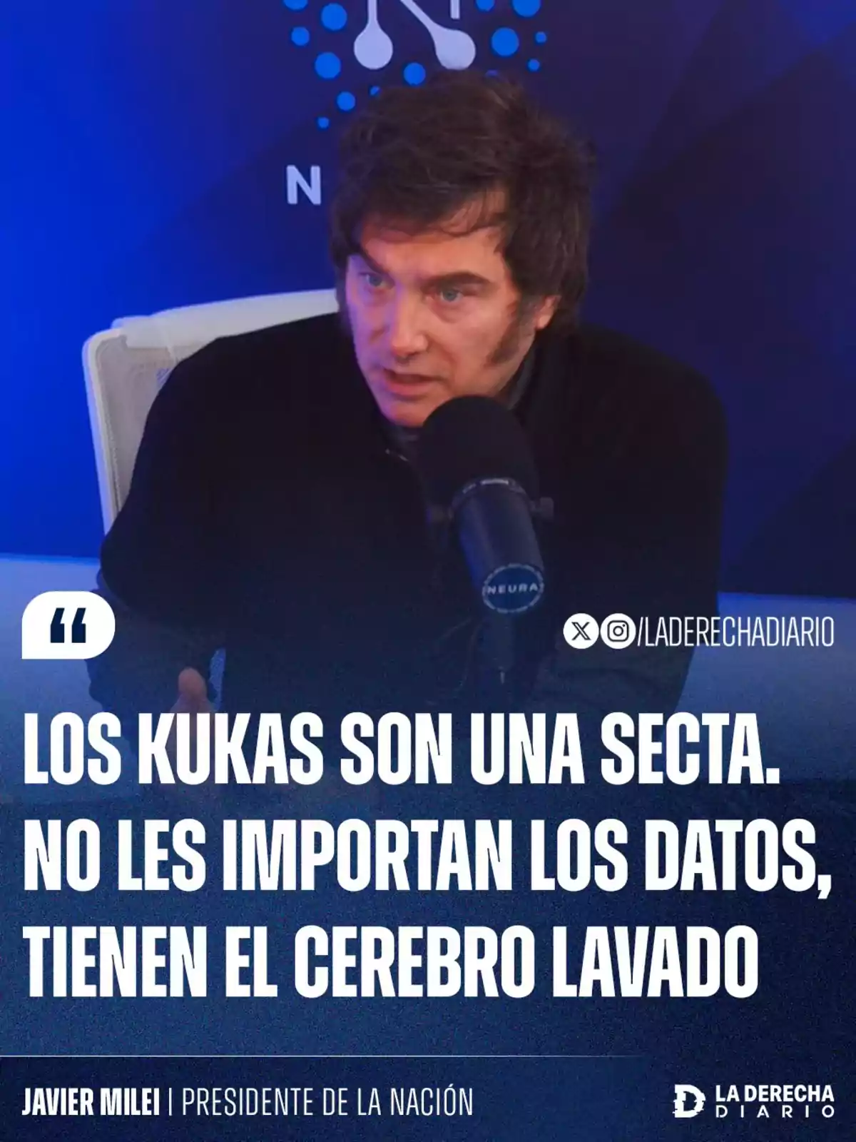 Un hombre de cabello oscuro habla frente a un micrófono en un estudio con fondo azul, acompañado de un texto que expresa una opinión polémica sobre un grupo político. Un hombre de cabello oscuro habla frente a un micrófono en un estudio con fondo azul, acompañado de un texto que expresa una opinión polémica sobre un grupo político.