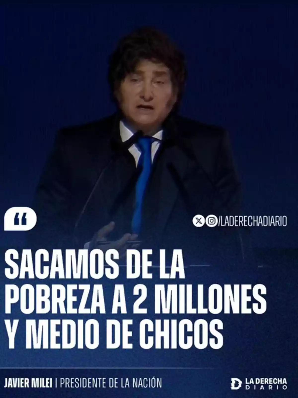 Hombre de cabello oscuro y traje hablando frente a un micrófono con un fondo azul y un texto grande que dice sacamos de la pobreza a 2 millones y medio de chicos Hombre de cabello oscuro y traje hablando frente a un micrófono con un fondo azul y un texto grande que dice sacamos de la pobreza a 2 millones y medio de chicos