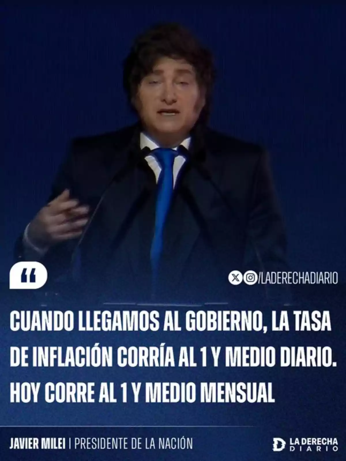 Hombre de cabello oscuro y traje con corbata azul hablando frente a un micrófono sobre un fondo azul, acompañado de un texto que menciona la reducción de la inflación desde que asumió el gobierno Hombre de cabello oscuro y traje con corbata azul hablando frente a un micrófono sobre un fondo azul, acompañado de un texto que menciona la reducción de la inflación desde que asumió el gobierno