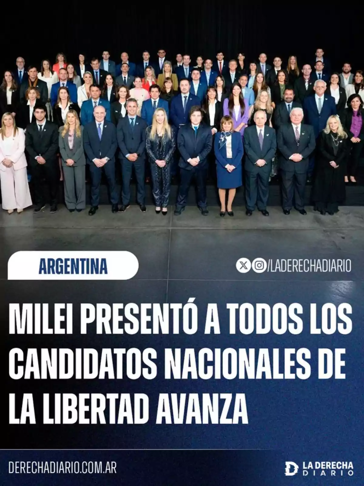 Un grupo numeroso de personas vestidas formalmente posando para una foto grupal con un cartel que anuncia la presentación de los candidatos nacionales de La Libertad Avanza en Argentina Un grupo numeroso de personas vestidas formalmente posando para una foto grupal con un cartel que anuncia la presentación de los candidatos nacionales de La Libertad Avanza en Argentina