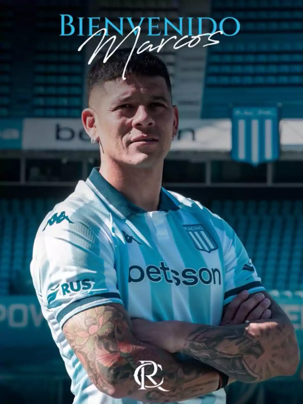 Jugador de fútbol con brazos cruzados usando la camiseta de Racing Club en un estadio con el texto Bienvenido Marcos en la parte superior