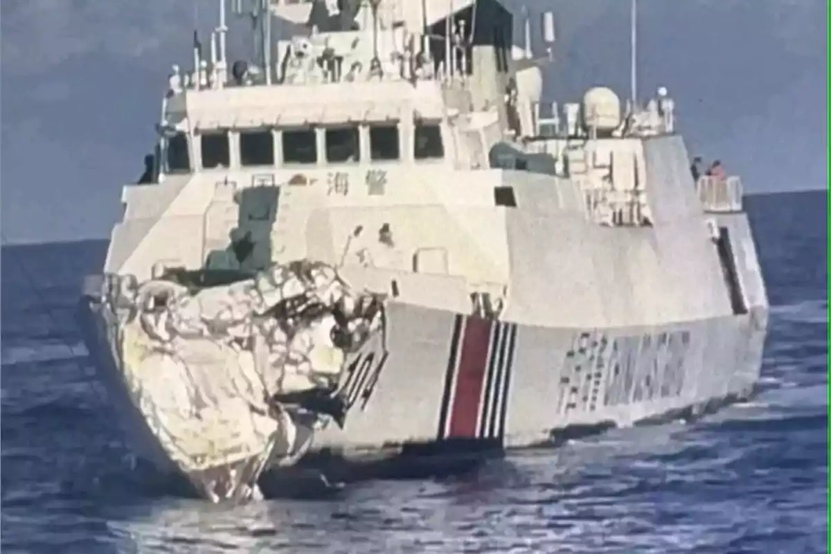 Barco patrulla con la proa gravemente dañada flotando en el mar