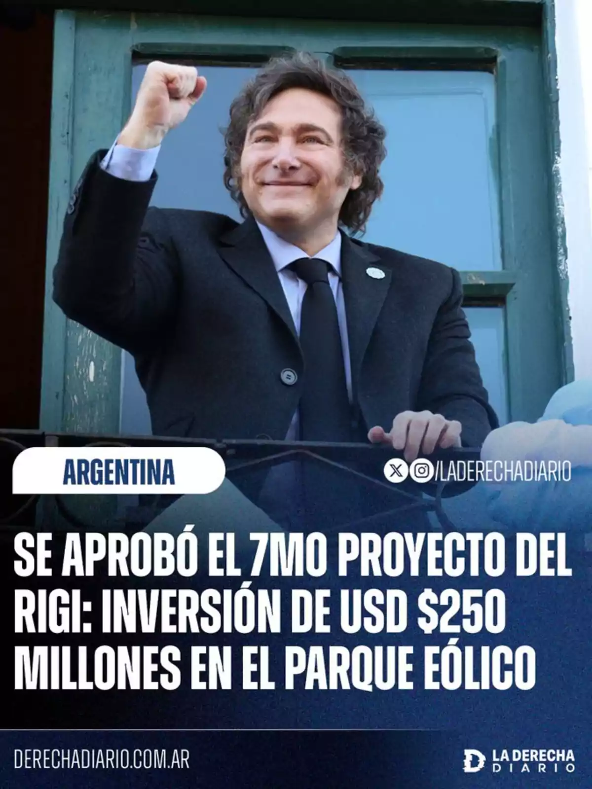 Hombre de cabello rizado y traje oscuro levantando el puño y sonriendo en un balcón, con un texto que anuncia la aprobación de un proyecto de inversión de 250 millones de dólares en un parque eólico en Argentina Hombre de cabello rizado y traje oscuro levantando el puño y sonriendo en un balcón, con un texto que anuncia la aprobación de un proyecto de inversión de 250 millones de dólares en un parque eólico en Argentina