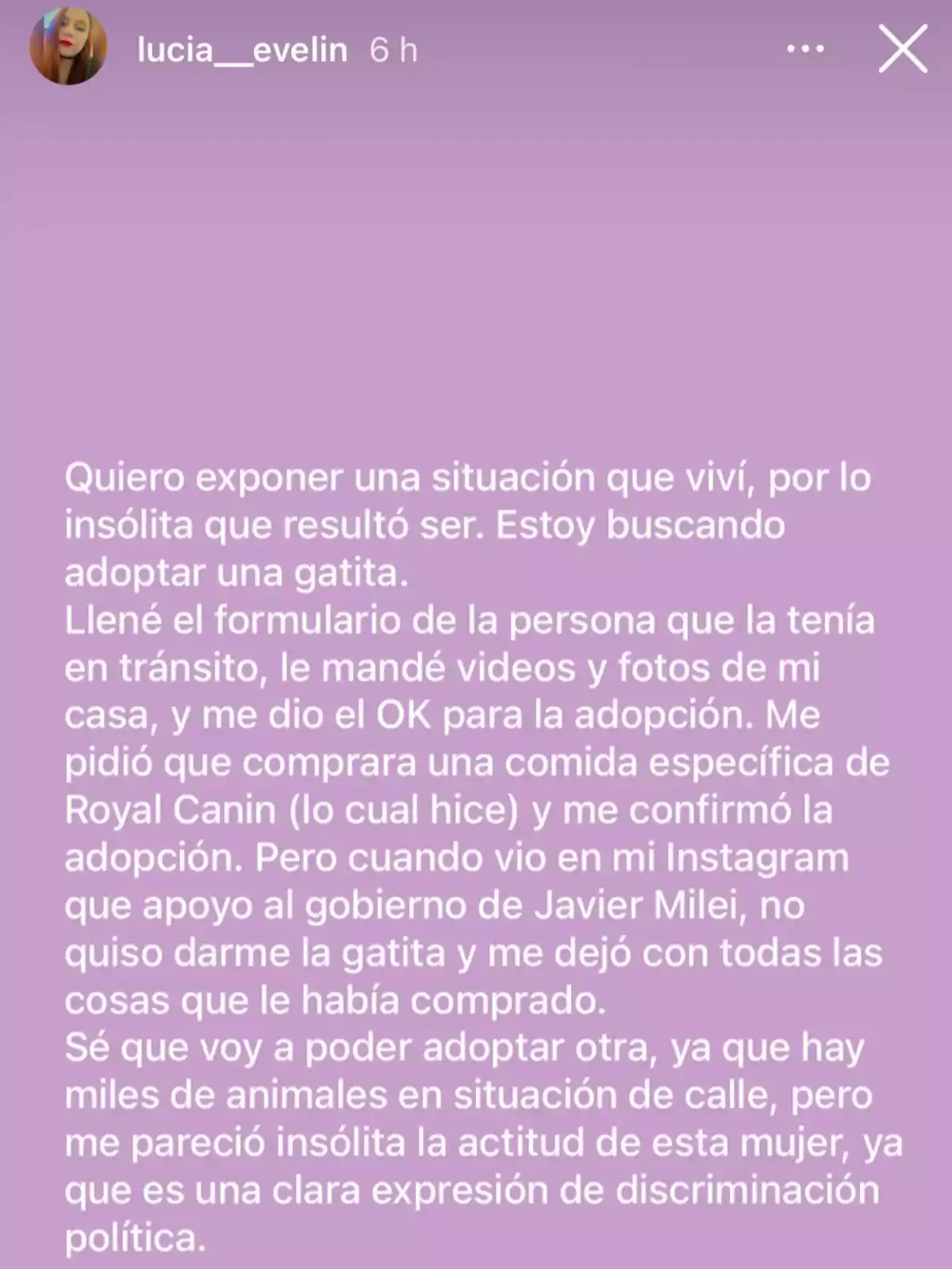 Story written on a lilac background where a person recounts that they tried to adopt a cat, but the person in charge of the adoption refused after seeing on Instagram that they supported Javier Milei’s government, which the author considers an act of political discrimination. Story written on a lilac background where a person recounts that they tried to adopt a cat, but the person in charge of the adoption refused after seeing on Instagram that they supported Javier Milei’s government, which the author considers an act of political discrimination.