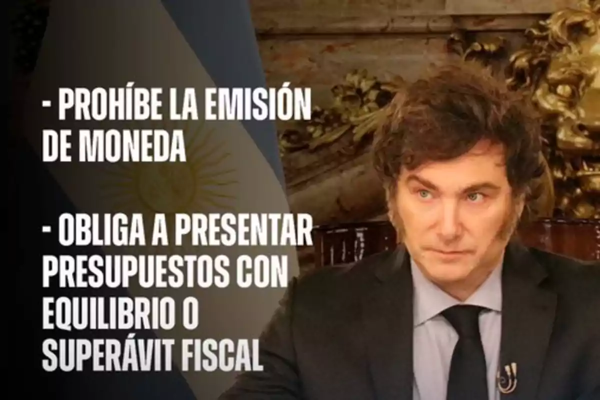 Hombre de traje oscuro sentado frente a un fondo dorado y una bandera argentina, junto a texto que menciona la prohibición de emisión de moneda y la obligación de presentar presupuestos con equilibrio o superávit fiscal Hombre de traje oscuro sentado frente a un fondo dorado y una bandera argentina, junto a texto que menciona la prohibición de emisión de moneda y la obligación de presentar presupuestos con equilibrio o superávit fiscal