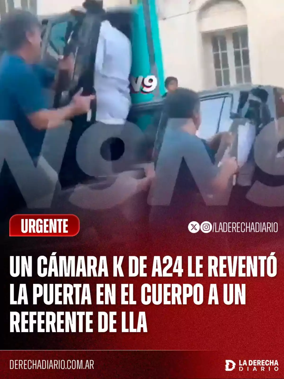 Several people struggle next to a vehicle’s door while one of them holds a camera, with text at the bottom reporting on an incident between a cameraman and a political figure. Several people struggle next to a vehicle’s door while one of them holds a camera, with text at the bottom reporting on an incident between a cameraman and a political figure.