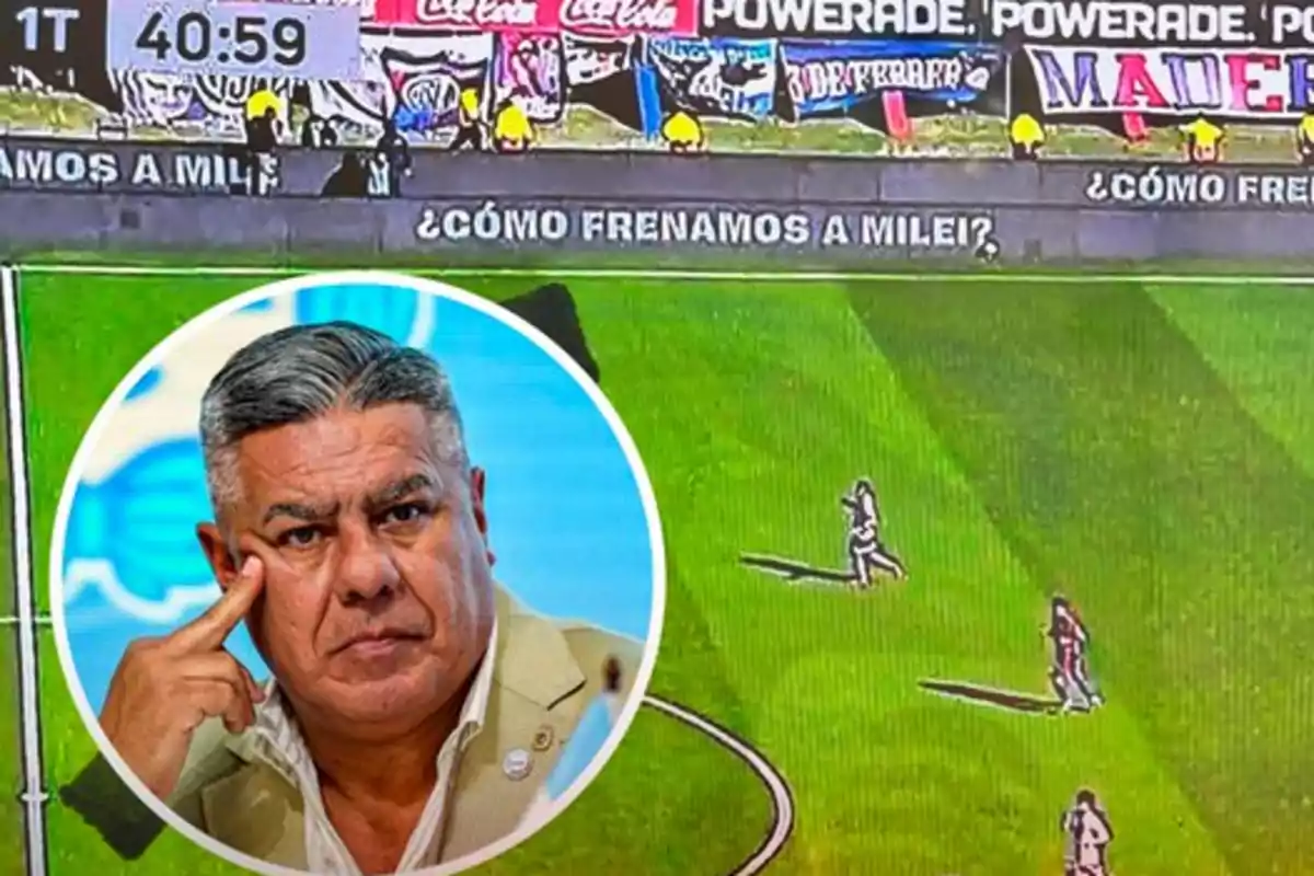 Un partido de fútbol con una pancarta en la tribuna que dice "¿Cómo frenamos a Milei?" y un recuadro con el rostro de un hombre de cabello canoso y expresión seria