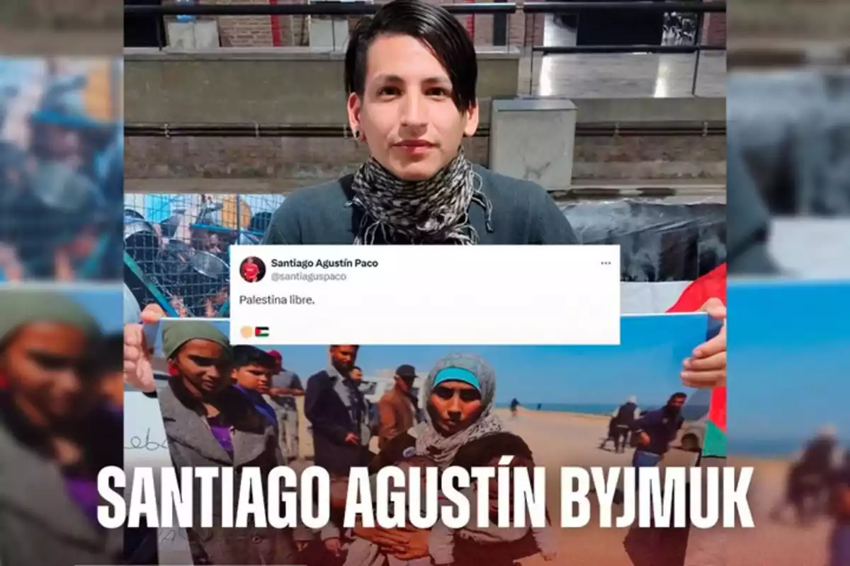 Un joven con bufanda sostiene una fotografía de personas en la playa y un cartel con un mensaje de apoyo a Palestina, acompañado del texto SANTIAGO AGUSTÍN BYJMUK en la parte inferior.