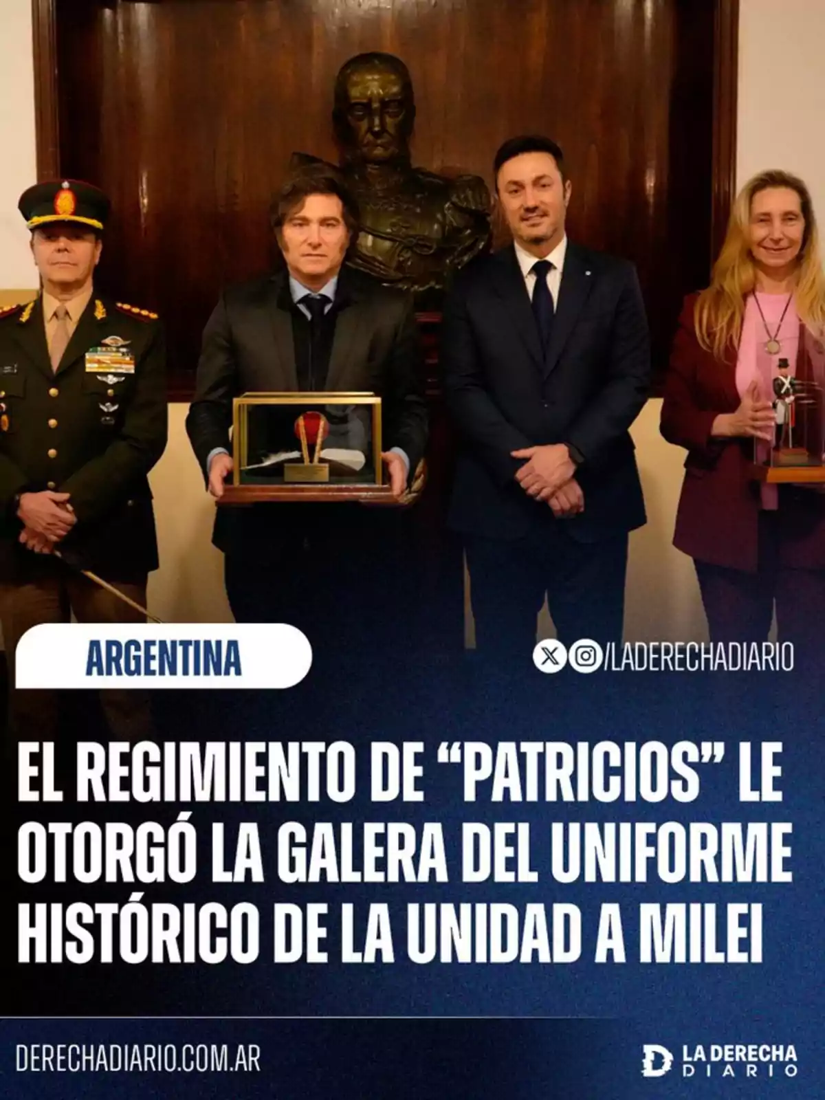 Cuatro personas posan frente a un busto de bronce, una de ellas sostiene una vitrina con una galera histórica, acompañados por un militar y dos civiles, con un texto que informa que el Regimiento de Patricios otorgó la galera del uniforme histórico de la unidad a Milei Cuatro personas posan frente a un busto de bronce, una de ellas sostiene una vitrina con una galera histórica, acompañados por un militar y dos civiles, con un texto que informa que el Regimiento de Patricios otorgó la galera del uniforme histórico de la unidad a Milei